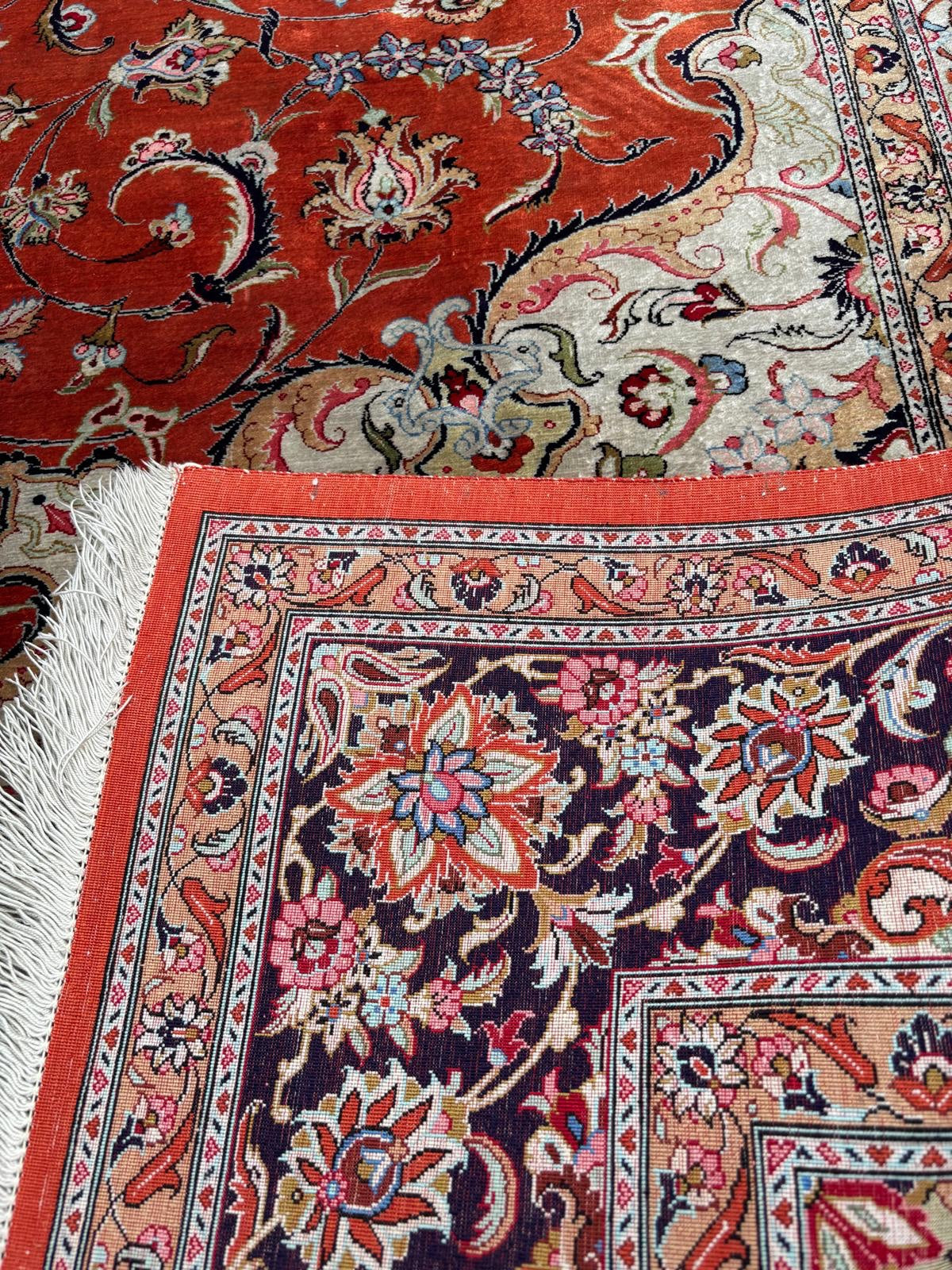 Tapis Ghom indien – soie sur soie – grand format – 296 × 200 cm – fait main – signé