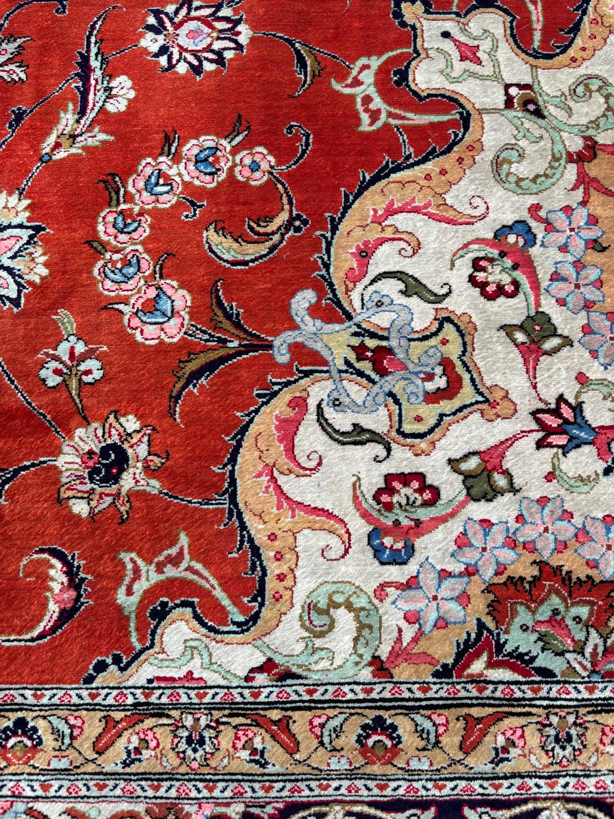 Tapis Ghom indien – soie sur soie – grand format – 296 × 200 cm – fait main – signé