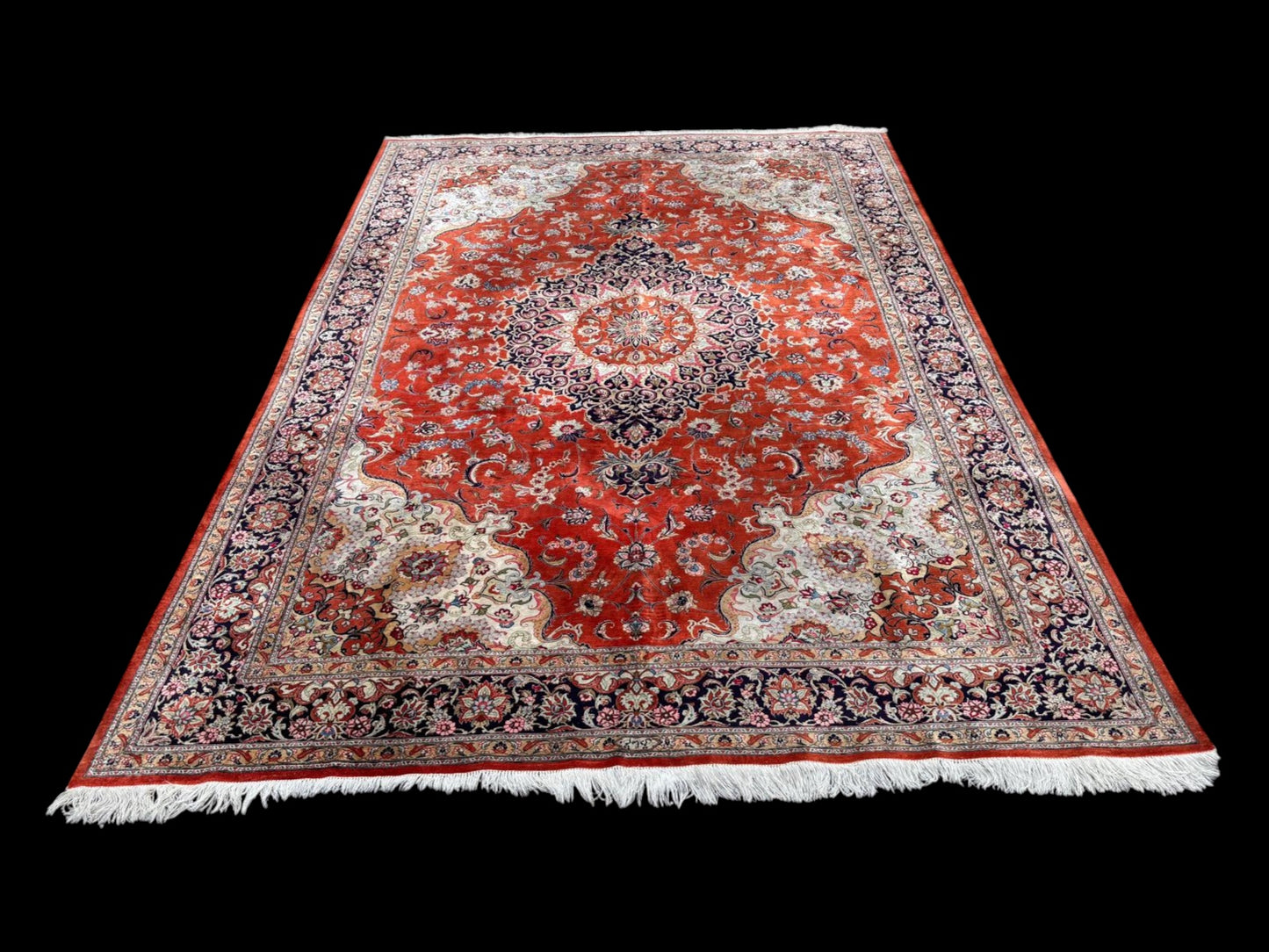 Tapis Ghom indien – soie sur soie – grand format – 296 × 200 cm – fait main – signé