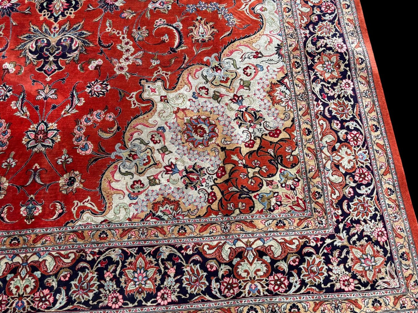 Tapis Ghom indien – soie sur soie – grand format – 296 × 200 cm – fait main – signé